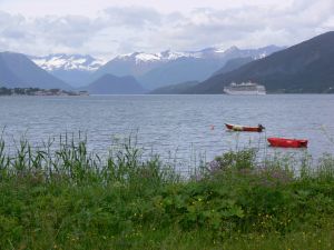 Fjord mit Dampfer